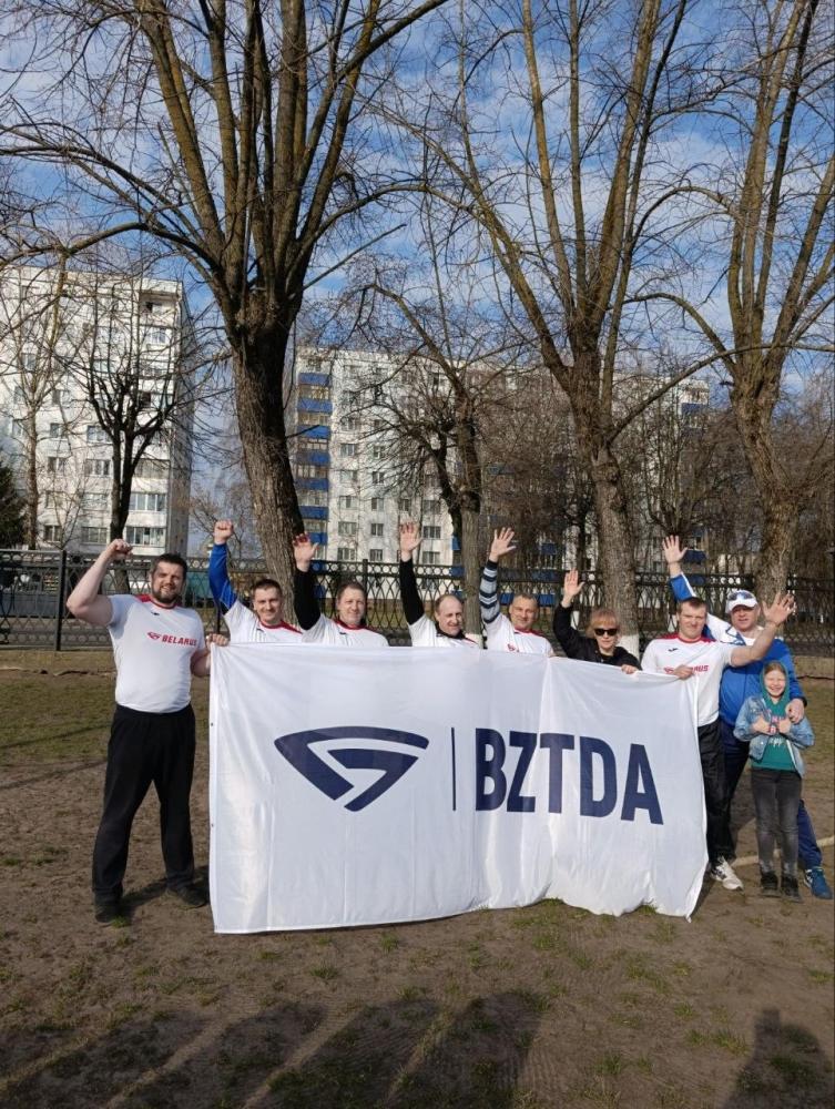 Команда нашего завода приняла участие в соревнованиях по перетягиванию каната  среди коллективов в программе городской спартакиады,приуроченной ко Дню единения народов Беларуси и России