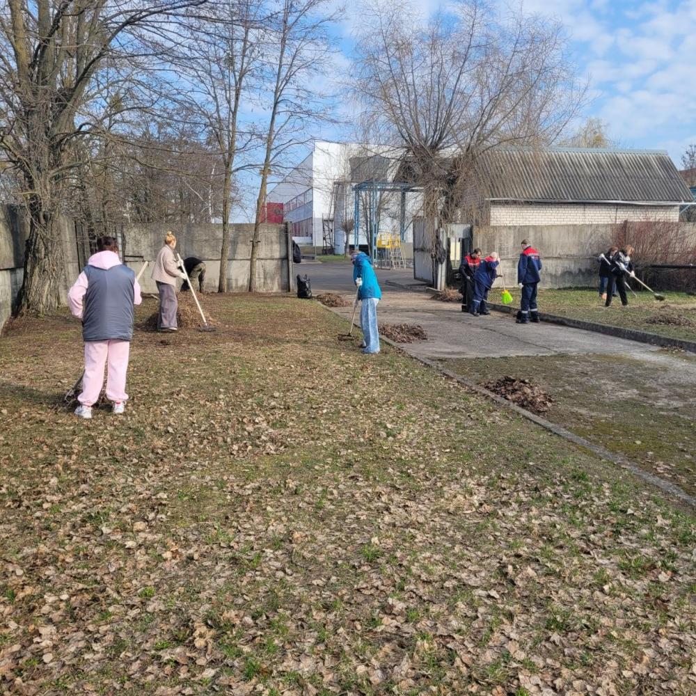 Не смотря на рабочую субботу,силами сотрудников проведён субботник на  заводе и призаводской территории