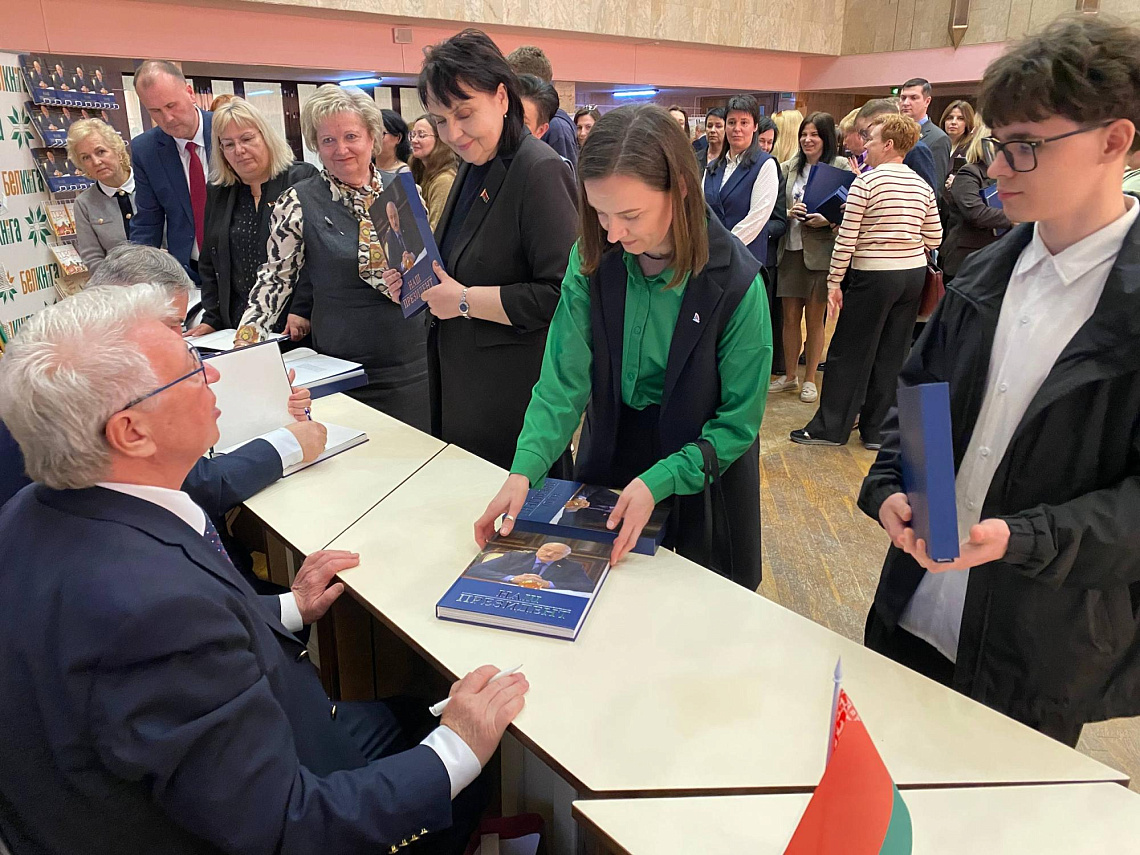 Посмотрите, какая очередь выстроилась за получением автографов книги «Наш Президент»