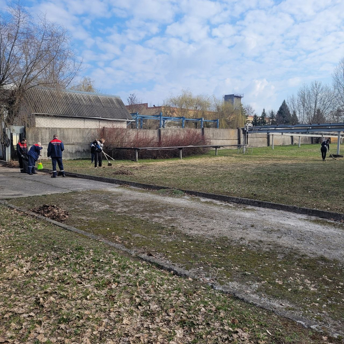 Не смотря на рабочую субботу,силами сотрудников проведён субботник на  заводе и призаводской территории